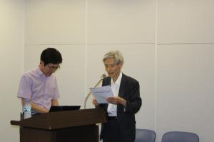 講演者古屋延明先生を紹介する塩路IIRD会長